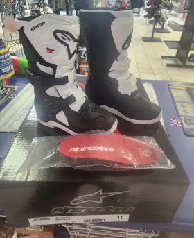 482-42622 Alpinestars New Boots Tech 3s Kids Black White Size 11/12 With 10 Insert 482-42622 Alpinestars New Boots Tech 3s Kids Black White Size 11/12 With 10 Insert