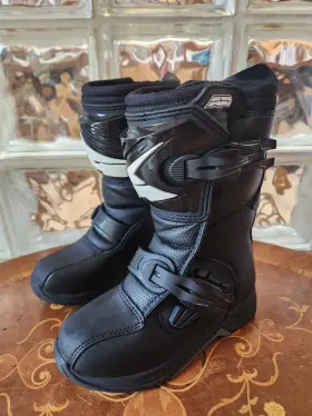 Axo 844273028435 Drone Pee-wee Boots Black Youth Size 01 Very Nice Pre-owned Condition Axo 844273028435 Drone Pee-wee Boots Black Youth Size 01 Very Nice Pre-owned Condition