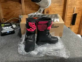 364-67902 Fly Racing Youth Maverik Boots Pink/black Size 02 364-67902 Fly Racing Youth Maverik Boots Pink/black Size 02