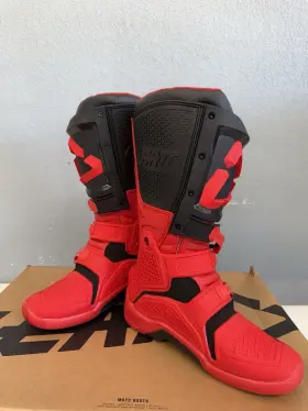 216082 Leatt Moto Boots 4.5 Off Road Red Size 10 Brand New In Box 216082 Leatt Moto Boots 4.5 Off Road Red Size 10 Brand New In Box