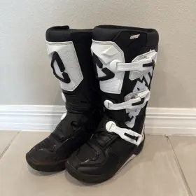 3022060212 Leatt Boot 3.5 Jr -size 1- Black/white Used 3022060212 Leatt Boot 3.5 Jr -size 1- Black/white Used