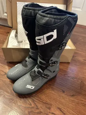 Sid-atj-gybk-46 Sidi Atojo Srs Black Gray Motocross Offroad Boots Size 12.5 / 47 Msrp 549.95 Sid-atj-gybk-46 Sidi Atojo Srs Black Gray Motocross Offroad Boots Size 12.5 / 47 Msrp 549.95