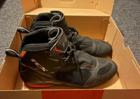 20177t9511-606-40 Tcx R04d Air Shoe Black/red Size 11 Us Men / 45 Eu